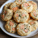 Cookies salés au saumon fumé, fromage frais et graines