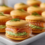 Macarons salés au saumon fumé et crème d’avocat citronnée