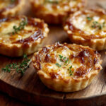 Mini-Tartelettes de Noël aux Oignons Caramélisés et Comté