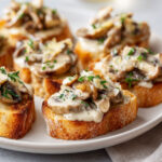Pain à l’ail gratiné aux champignons, crème et ail
