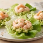 Coupelles de laitue aux crevettes, avocat et sauce cocktail