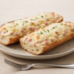 Baguette gratinée à la crème fraîche, fromage et jambon