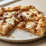 Feuilleté de pommes de terre aux oignons caramélisés et mozzarella, sauce tomate légère