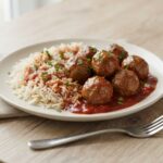 Riz aux boulettes de bœuf sauce tomate