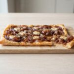 Tarte fine oignons rouges caramélisés